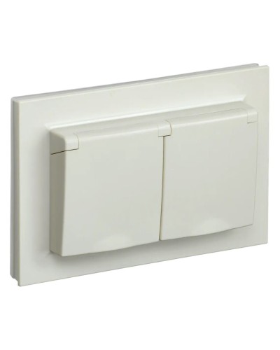 Розетка 2-местная с з/к РСбш12-3-44-БрКр бежевый BRITE (BR-R26-16-44-K10-F). Розетка с заземлением с защитными шторками и крышкой в сборе. IEK в Бийске